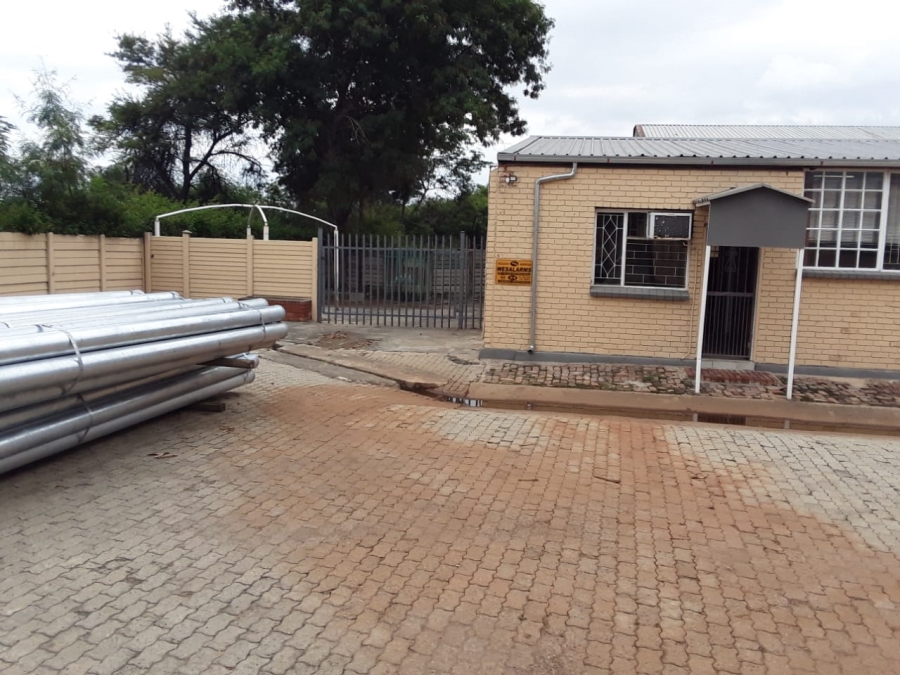 To Let commercial Property for Rent in Oos Einde North West